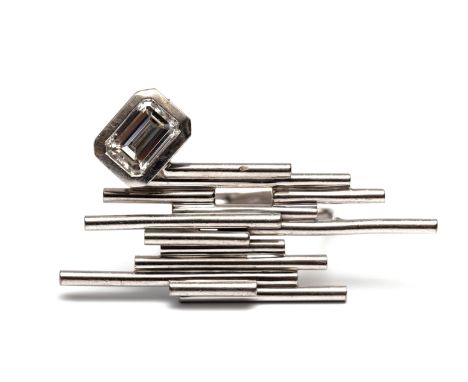 Biegel Design Frankfurt, platina met 18 kt. gouden ring. Opgebouwd uit horizontale ronde staven met op de hoek een emerald cu