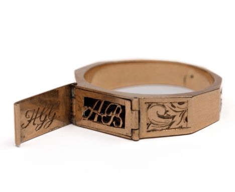 14 kt. Roségouden memorie ring, 19e eeuw. Opgebouwd uit rechthoekige vlakken, om en om gedecoreerd met een gravure van bladmo