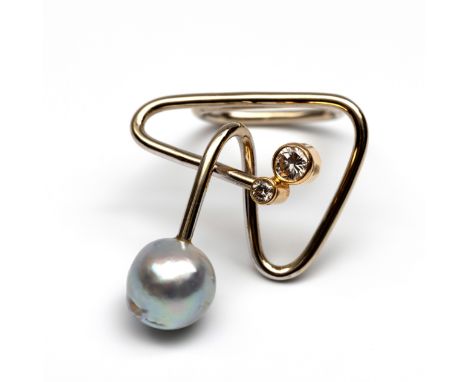 18 kt. Geel- met witgouden asymmetrische ring. Het ene uiteinde bezet met een blauwgrijze barokparel, het andere uiteinde bez