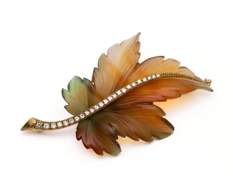 18 kt. Gouden broche in de vorm van een herfstblad. Het blad van gematteerd glas in tinten groen en oranje, de hoofdnerf beze