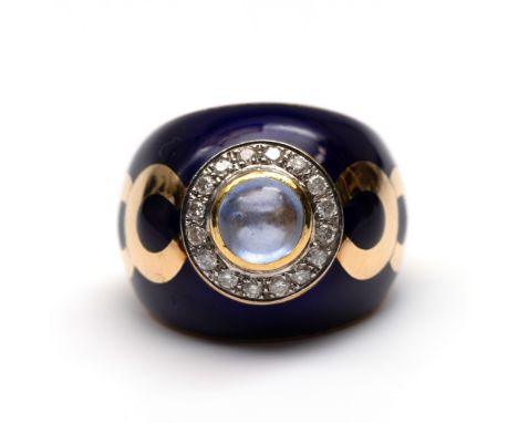 Italie, 18 kt. gouden boule ring. Bezet met een cabochon geslepen lichtblauwe saffier in een entourage van briljant geslepen 