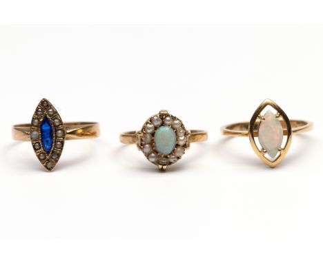 Drie 14 kt. gouden ringen. Eén markiesring, ca 1900, bezet met glasparels en blauw paste, één gouden ring met markiesvormige 