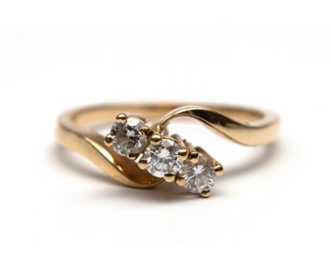 14 kt. Gouden slagring, bezet met drie briljant geslepen diamanten met een totaalgewicht van ca. 0.45 ct., meesterteken Berna