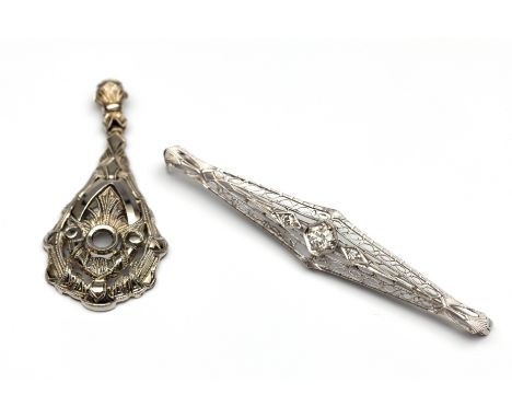 18 kt. Witgouden staafbroche, Art Deco. Bezet met oud briljant geslepen diamant, totaal ca. 0.25 ct., (beschadigingen in het 
