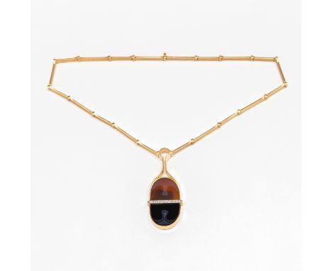 Krauss Art Design, 18 kt. gouden collier, opgebouwd uit staafvormige schakels uitkomend in een ovale hanger met twee stukken 