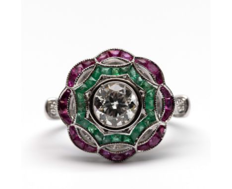 14 kt. Witgouden ring in Art Deco stijl. Centraal bezet met een oud briljant geslepen diamant van ca. 0.65 ct. waaromheen twe