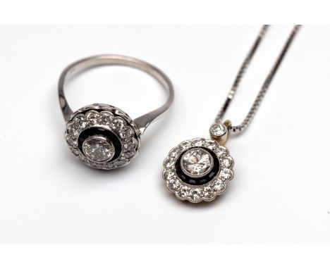 14 kt. Witgouden ring, centraal bezet met een oud briljant geslepen diamant van ca. 0.40 ct. in een dubbele entourage van gek