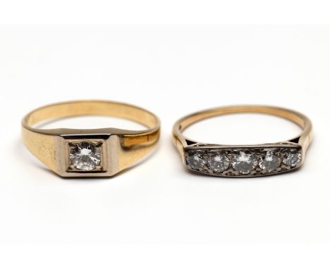 Twee 14 kt. gouden ringen. Eén rijring in Art Deco stijl bezet met briljant geslepen diamant, aflopend in grootte vanaf het m