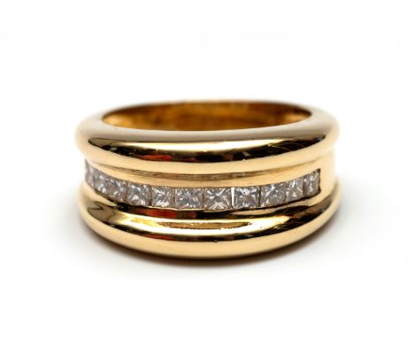Brede 18 kt. gouden ring, met in het midden een rij princess geslepen diamanten met een totaalgewicht van ca. 1.00 ct. bruto 