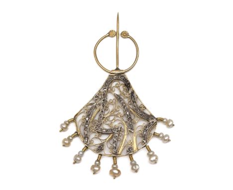 Frankrijk, 18 kt. goud met zilveren fibula. Met waaiervormige plaat, opgebouwd uit filigrain en bezet met roosgeslepen diaman