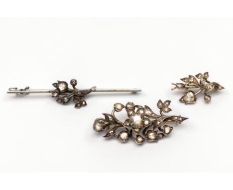 14 kt. Gouden met zilveren bloembroche, tevens hanger, 19e eeuw. Bezet met roosgeslepen diamant. De centrale steen driehoekig