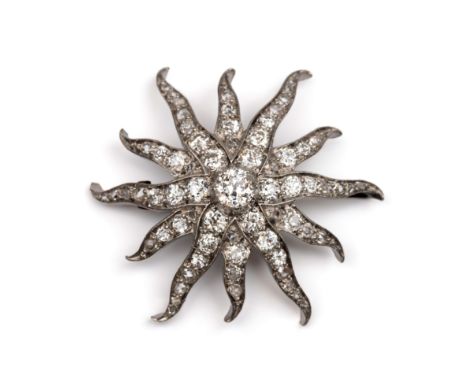 14 kt. Gouden met platina ster broche, tevens hanger, ca. 1900. Met 12 golvende stralen bezet met oud briljant- en roosgeslep
