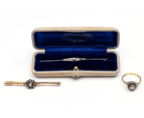 18 kt. Gouden met platina staafbroche, Art Deco. Bezet met een oud briljant geslepen diamant van ca. 0.07 ct. en kleine roosg
