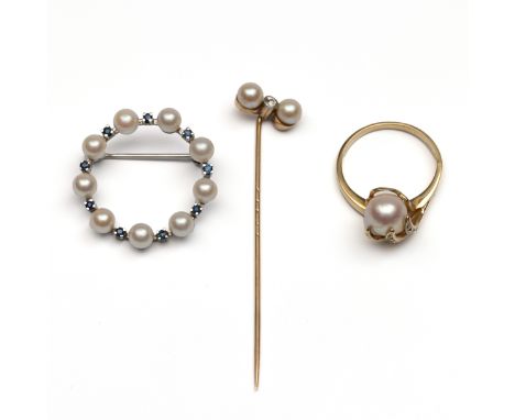14 kt. Gouden ring, broche en reversspeld. De ring bezet met een cultivé parel, de broche cirkelvormig en bezet met zultivé p
