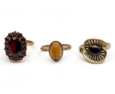 Drie gouden ringen. In 14 en 18 kt. goud. Twee bezet met granaat, één bezet met citrien (slijtage) bruto 12,2 gr., ringmt. 17