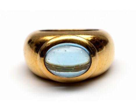 18 kt. gouden boule ring, bezet met een cabochon geslepen topaas (ca. 13 x 9,5 mm) (krasjes) bruto 20,1 gr., ringmt. 18,25  [