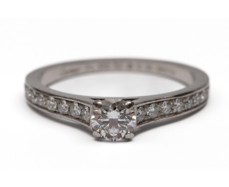 Cartier, platina solitair ring, model 1895. Centraal bezet met een briljant geslepen diamant van 0.35 ct. De schouders bezet 
