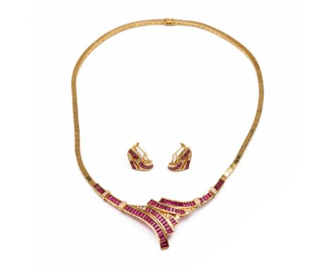 18 kt. gouden demi - parure, bestaande uit een collier en een paar oorstekers. De voorzijde opgebouwd uit golvende banen beze