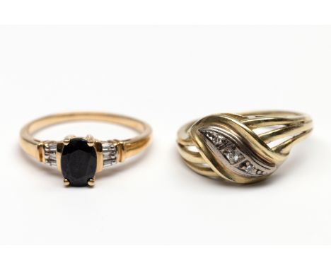 Twee gouden ringen. Eén14 kt.  gouden ring, de bovenzijde met diagonale golvende baan bezet met 3 kleine achtkant geslepen di