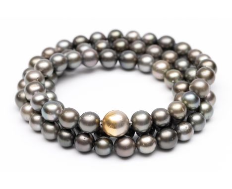 Collier van Tahiti parels, in diverse tinten grijs, diam. 12 - 14 mm, aan een 18 kt. geel- met witgouden bolsluiting bruto 26