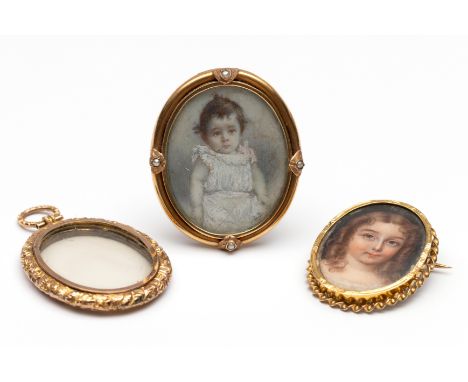 18 kt. Gouden broche en beneden wettelijk gehalte gouden hanger, 19e eeuw. De broche met een miniatuurportret van een jonge d