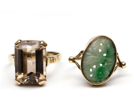 Twee 14 kt. gouden ringen. Eén bezet met een ovale gesneden jade, bezet met achthoekige gefacetteerde rookkwarts (chip) bruto