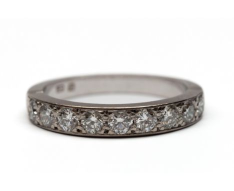 18 kt. Witgouden rijring, bezet met briljant geslepen diamant met een totaalgewicht van ca. 0.66 ct. Meesterteken Simons, Den