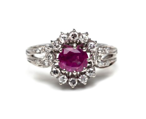 18 kt. Witgouden ring, centraal bezet met een ovale gefacetteerde robijn (ca. 6,5 x 5,1 mm, ca. 1.13 ct.) met herkomst Birma,