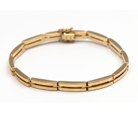 14 kt. Gouden armband. Opgebouwd uit langwerpige rechthoekige schakels bruto 11,5 gr., l. 19 cm x b. 5 mm [1] 14 k. gold brac
