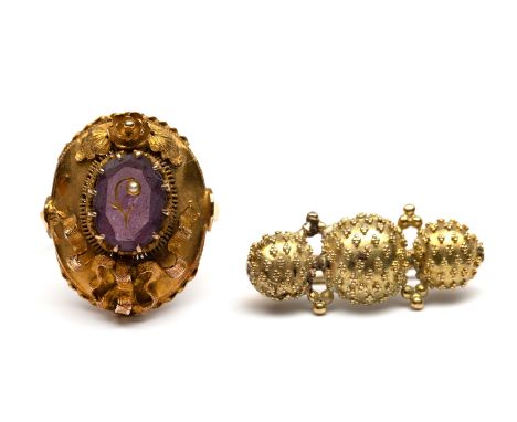 14 kt. Gouden ring, centraal bezet met een amethyst waarop in goud een kleine bloemtak bezet met een halve parel. De rand ged
