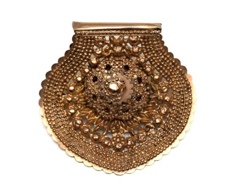Friesland, 14 kt. roségouden stift van een oorijzer, Gedecoreerd met halve bollen  en een rozet, repoussé. Vermaakt tot broch