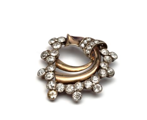 14 kt rood- met witgouden Retro broche, in de vorm van een krul, bezet met oud briljant geslepen diamant met een totaalgewich
