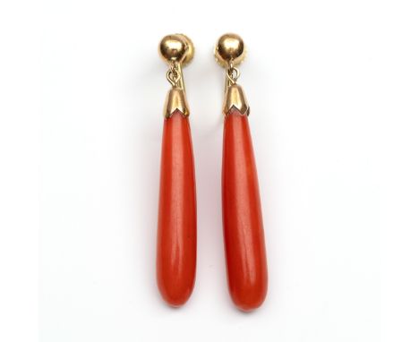 14 kt. Gouden oorschroeven, waaraan een pampel van bloedkoraal (ca. 29,5 x 6,5 mm) bruto 6,2 gr., l. 43 mm [2] A pair of 14 k