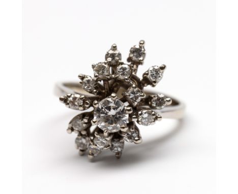 14 kt. Witgouden asymmetrische cocktail ring, jaren '60. Centraal bezet met een briljant geslepen diamant van ca. 0.40 ct., w