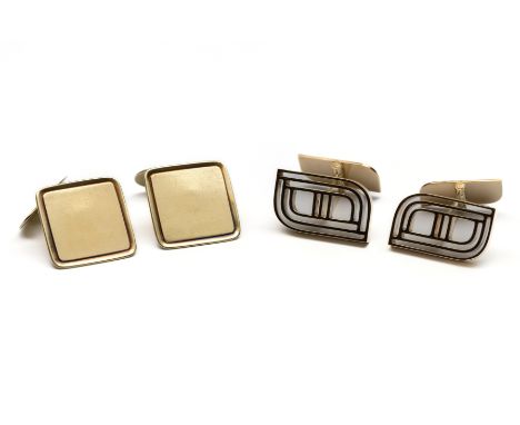 Twee paar 14 kt. gouden manchetknopen. Eén vierkant model (17,3 x 17,3 mm), het ander opengewerkt in de vorm van een gestilee