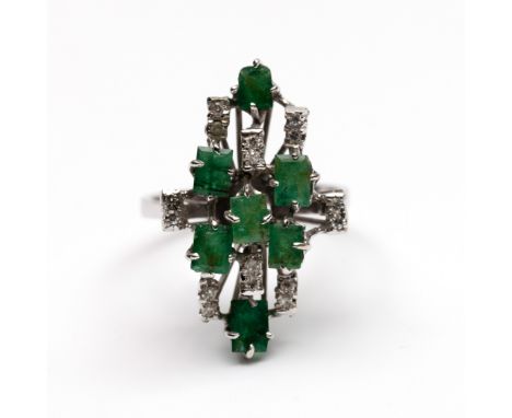 14 kt. Witgouden markiesvormige ring, jaren '60 - '70. De bovenzijde bezet met rechthoekige smaragd en kleine achtkant geslep