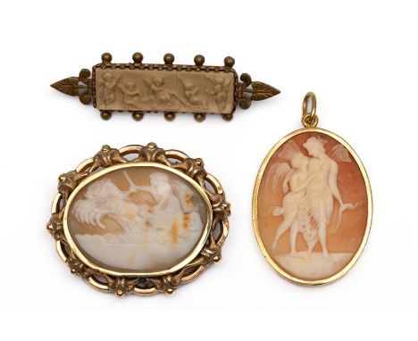 18 kt. Gouden hanger en 14 kt. gouden broche. Beide met een schelpcamee. De hanger met voorstelling van Psyche en Eros, de br