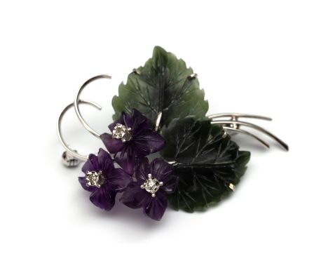 Andreas Daub, Pforzheim, 14 kt. witgouden broche, in de vorm van een bos bloemen, de bloemen van amethist, met harten van kle
