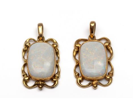 Twee identieke 14 kt. gouden hangers. Elk bezet met een rechthoekige cabochon geslepen witte opaal (15,5 x 11 mm, craquelé). 