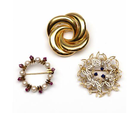 Drie 14 kt. gouden ronde broches. Eén in de vorm van een knoop, één bezet met robijn en cultivé parels en één opgebouwd uit m