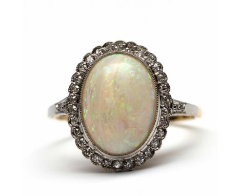 14 kt. Gouden ring, eerste helft 20ste eeuw. Centraal bezet met een ovale opaal 12,3 x 9 mm, in een entourage van kleine acht