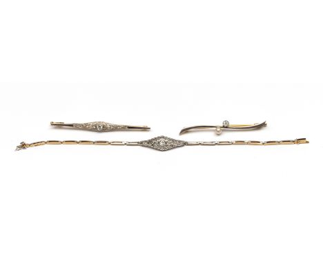 Wit-met geelgouden armband en staafbroche, Art Deco. De bovenzijde met een decor van opengewerkte lijnen, beide centraal beze