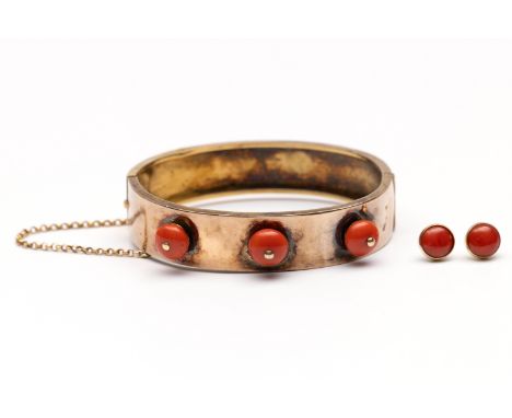 20 kt. Gouden stijve armband, 19 eeuw. Bezet met drie boutonvormige koralen (tin, reparaties, deukjes). Hierbij een paar 14 k
