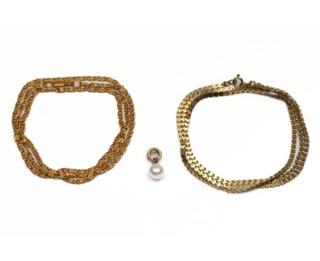 Gouden fantasie schakel collier, waarbij een 18 kt. gouden hanger bezet met een robijn en druppelvormige zoetwater parel. Hie