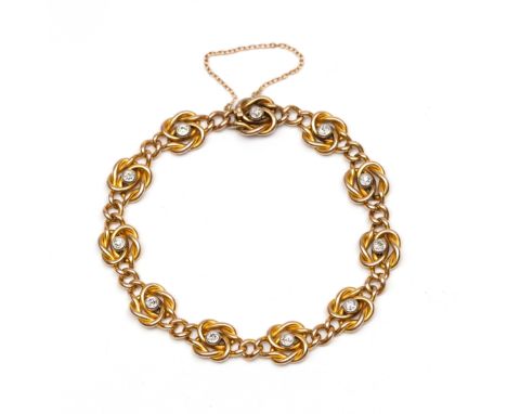 Frankrijk, 18 kt. gouden schakel armband. Opgebouwd uit aan elkaar verbonden dubbele platte knopen, ('true lovers knot') elk 