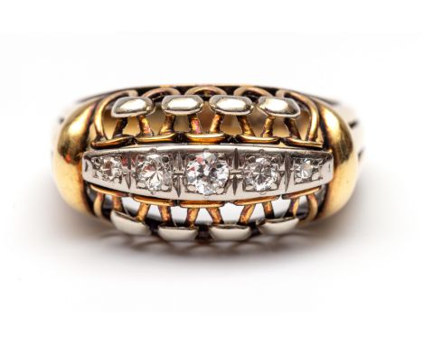14 kt. Gouden ring, jaren '50. De bovenzijde opengewerkt met een decor van lussen en witgouden boogjes. Centraal bezet met ee