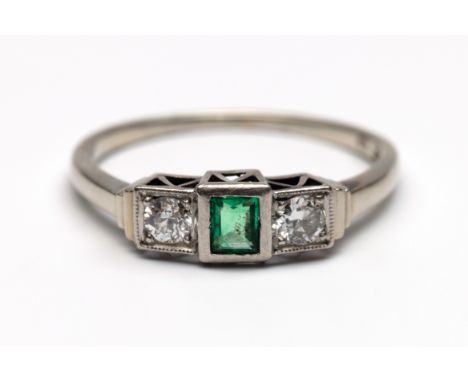 14 kt. Witgouden ring in Art Deco stijl. Bezet met twee oud briljant geslepen diamanten van elk ca. 0.10 ct., waartussen een 