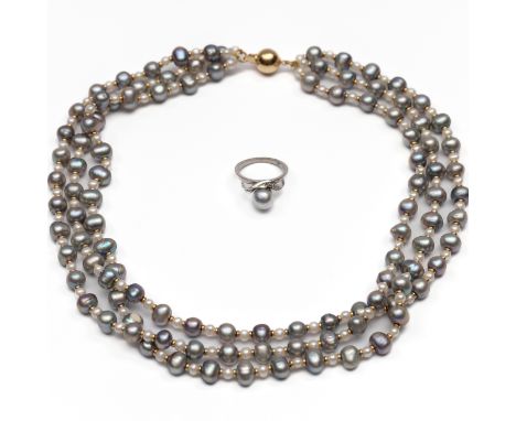 18 kt. Witgouden ring, bezet met een lichtgrijze cultivé parel en kleine achtkant geslepen diamanten. Hierbij een collier met