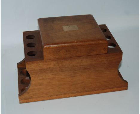 A tray lot including pipe rack, box camera, 1951 Festival coin, Mauchline ware notebook etc Condition Report: Available upon 