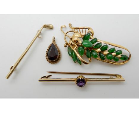 A 14ct gold green hardstone set brooch length 5.6cm, weight 5.5gms, a 15ct gold and pearl gold club brooch length 5cm, weight